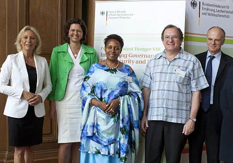 v.l.: Sabine Christiansen, Bundesministerin Ilse Aigner, Hope Mwesigye, Flavio Valente, David Nabarro. Foto: Bernd Eidenmüller