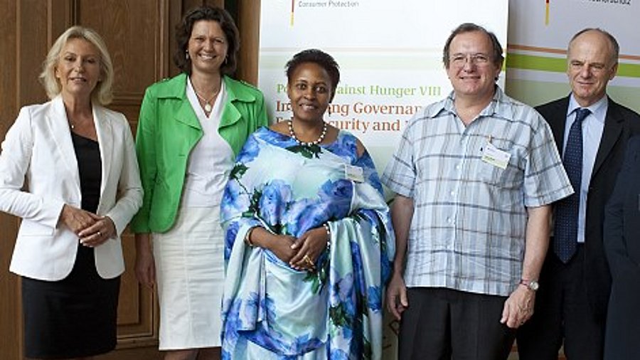 v.l.: Sabine Christiansen, Bundesministerin Ilse Aigner, Hope Mwesigye, Flavio Valente, David Nabarro. Foto: Bernd Eidenmüller
