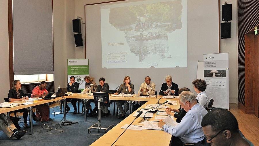 Participants of the Working Group in the meeting room. © Quabbe + Tessmann